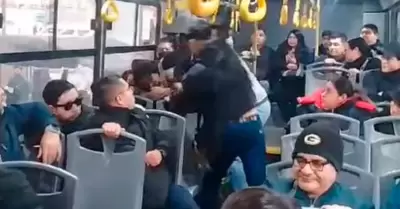 Pasajeros frustran robo en transporte pblico en Tijuana.