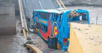 Aumenta a tres el nmero de fallecidos tras colapso de puente de Chancay.