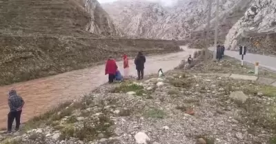 Vehculo cae al ro Mantaro con cinco personas a bordo.