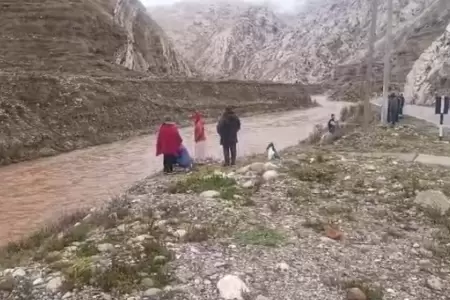 Vehculo cae al ro Mantaro con cinco personas a bordo.