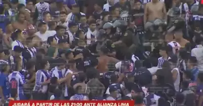 Barristas de Alianza Lima se enfrentan en la previa del duelo ante Boca Juniors.