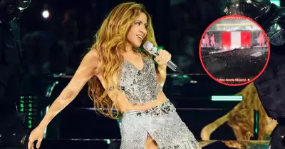 Shakira confunde bandera de Per durante su concierto.