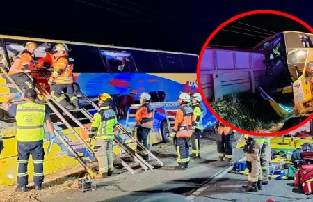 Colisin de bus y camin deja veintena de heridos y un fallecido.