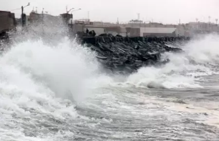 Marina de Guerra alerta oleajes anmalos en costa peruana.