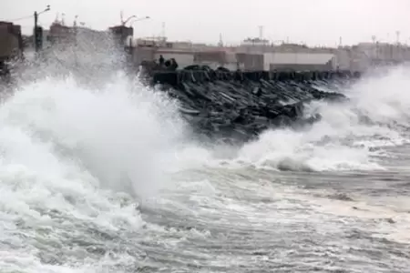 Marina de Guerra alerta oleajes anmalos en costa peruana.