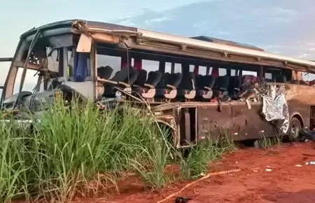 Al menos 12 estudiantes universitarios fallecieron en accidente vehicular.