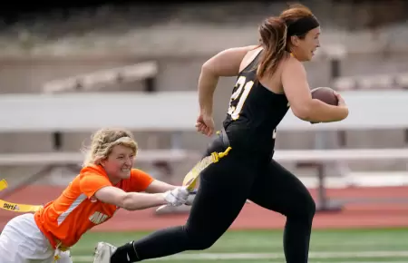 Prohben a mujeres trans en deportes femeninos.