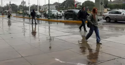 Lima despierta con fuerte lluvia por segundo da consecutivo.