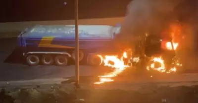 Chofer se salva de morir tras incendio de triler en Panamericana Norte.