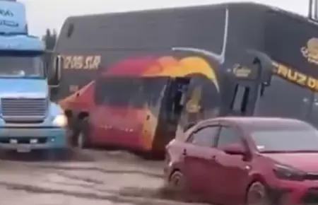 Pasajeros fueron rescatados por la Polica Nacional.