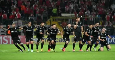 Presidente de Deportes Iquique calienta el partido contra Alianza Lima.