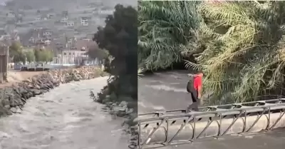 Crecida del ro ha obligado a habitantes a cruzar por un tubo de desage.