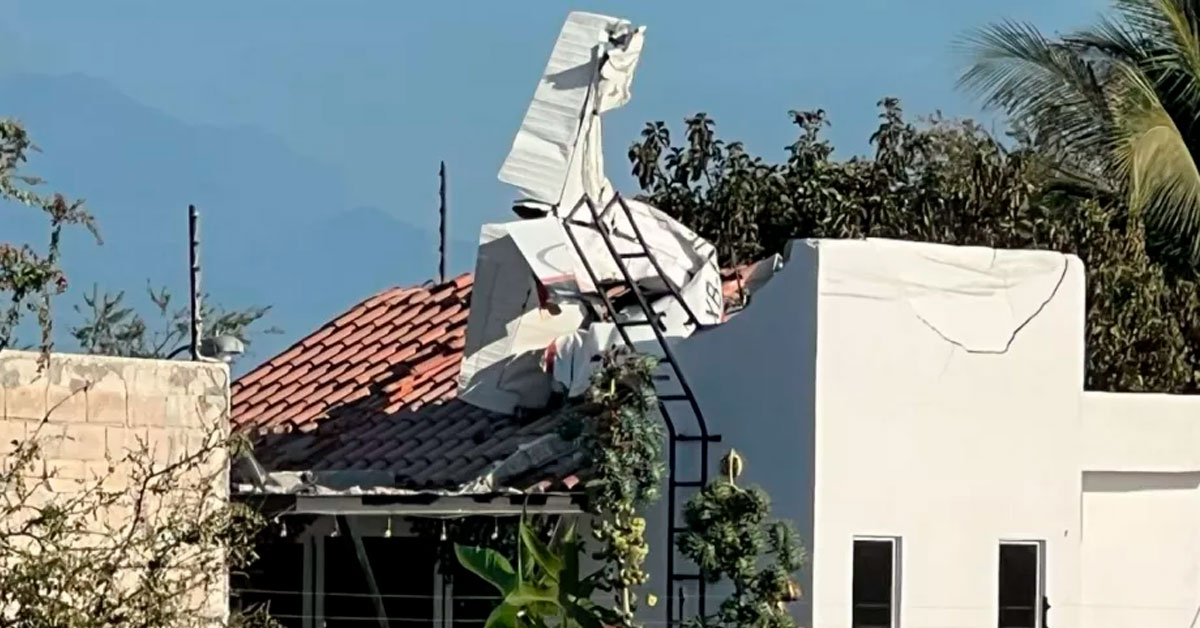Tragedia aérea: Avioneta cae sobre casa en Nayerit y reportan al menos tres fallecidos