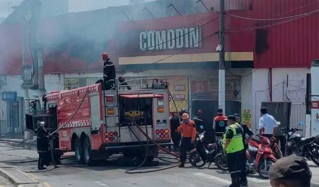 Bomberos controlaron intenso fuego en supermercado Comodn.