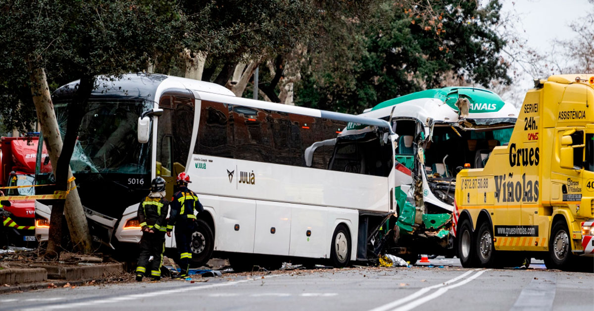 Choque de dos autobuses de turistas dejó más de 50 heridos, cuatro de ellos críticos