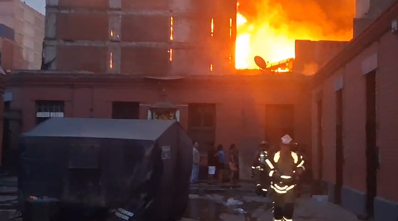 Vecinos pasaron la noche en la calle por incendio registrado en Cercado de Lima.|