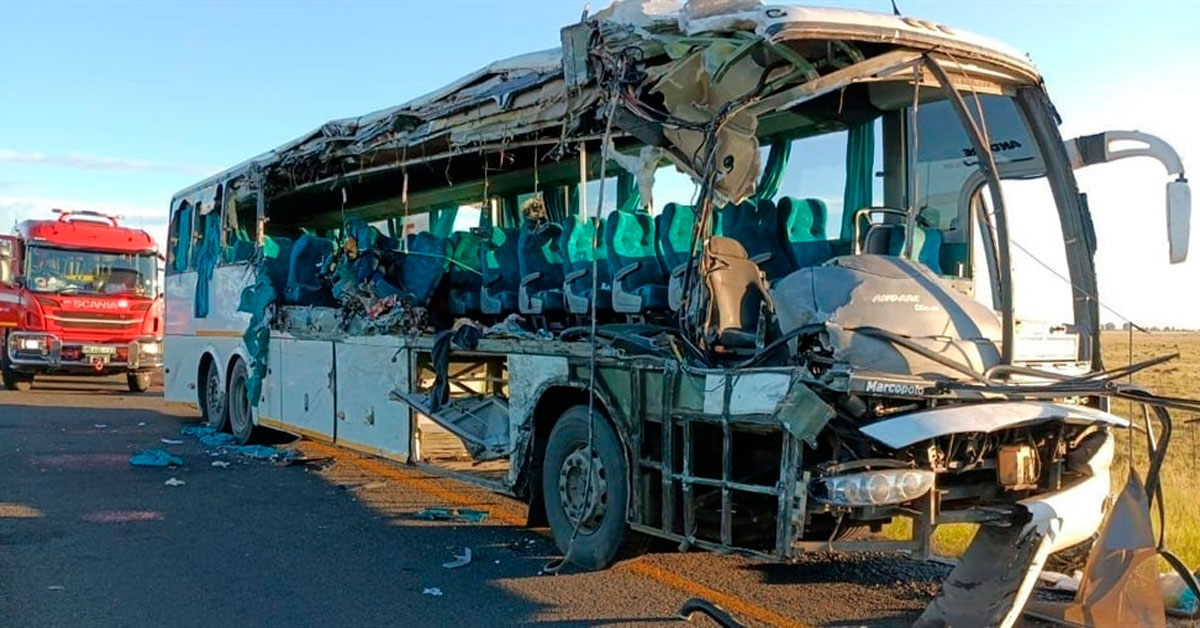 Accidente tras choque entre autobús y camión: Reportan al menos 10 fallecidos y decenas de heridos