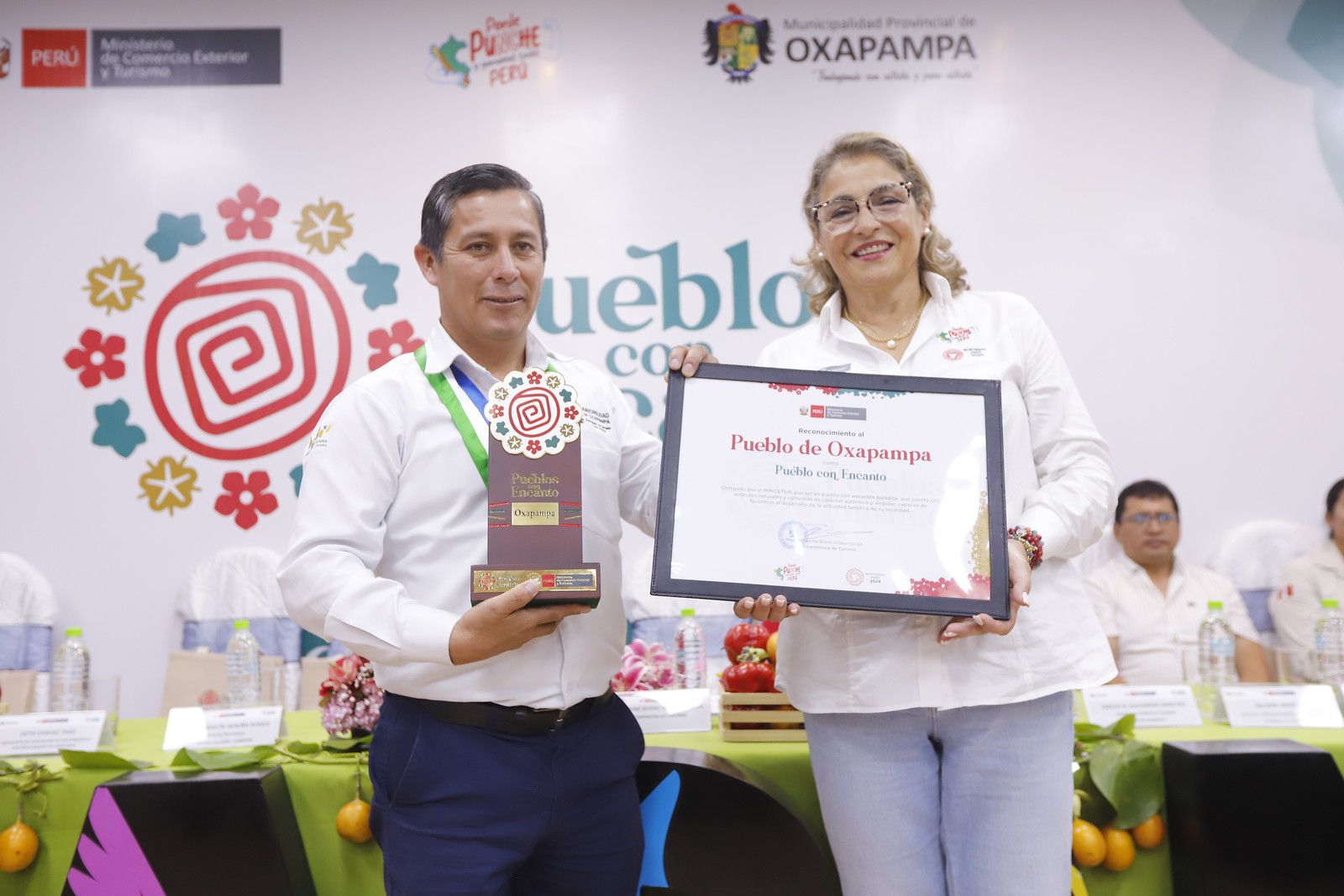 Alcalde de Oxapampa y viceministra de Turismo.