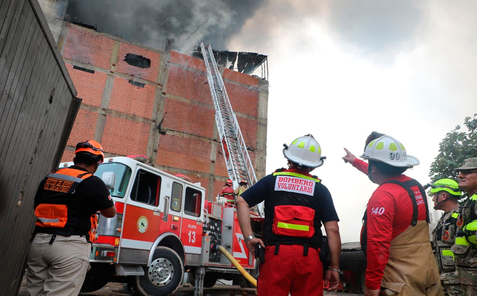 Bomberos se retiraran HOY de Barrios Altos por falta de agua y maquinaria.