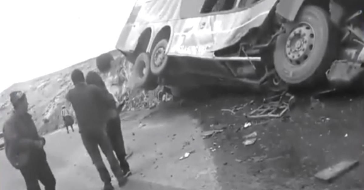 Choque de autobús con una roca dejó 13 fallecidos y 20 heridos en Bolivia