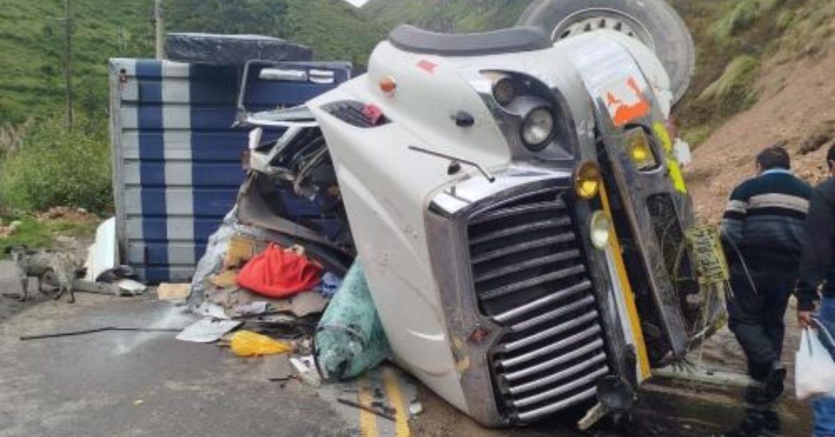 Accidente se produjo por el choque de un triler contra un cerro y una camioneta.