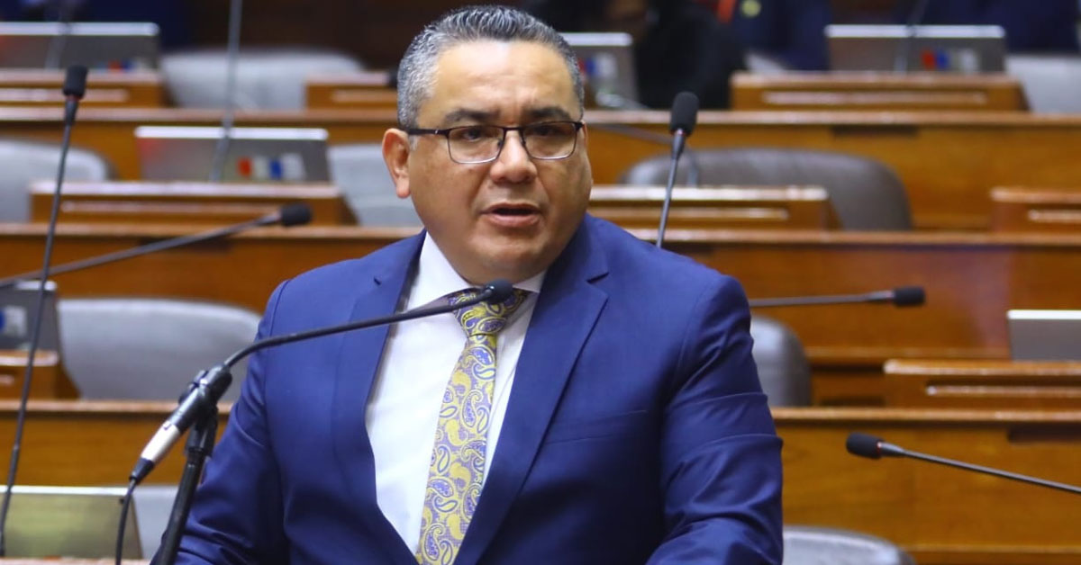 Juan José Santiváñez: Edward Málaga pide al Ejecutivo aclarar las funciones del exministro en Palacio