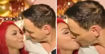 Mark Vito le roba beso a Deysi Araujo.