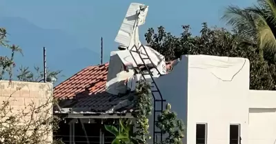 Avioneta cae sobre casa y deja al menos tres fallecidos.