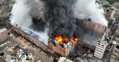 Bomberos sobre incendio en Cercado de Lima.