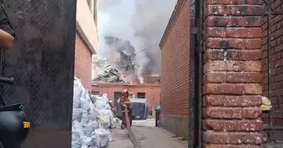 Contina incendio en el Cercado de Lima