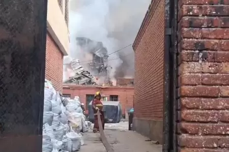 Contina incendio en el Cercado de Lima