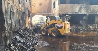 Realizan trabajos de remocin de escombros tras incendio en Barrios Altos.