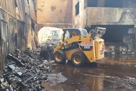 Realizan trabajos de remocin de escombros tras incendio en Barrios Altos.