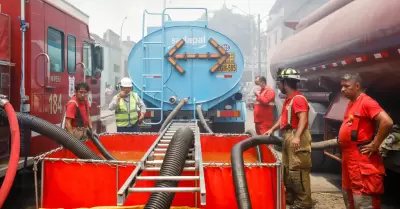 Bomberos atiendan incendio en Barrios Altos.