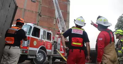 Bomberos confirman que continuarn en zona del incendio en Cercado de Lima.