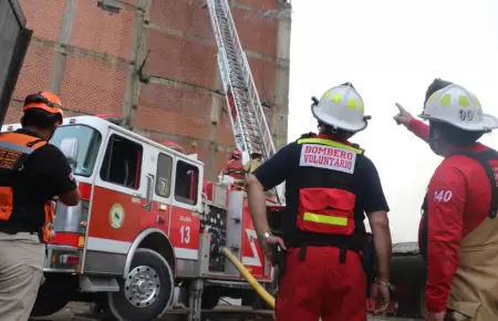 Bomberos confirman que continuarn en zona del incendio en Cercado de Lima.