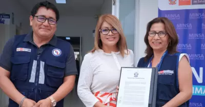 Entrega reconocimiento al Centro Materno Infantil San Bartolo