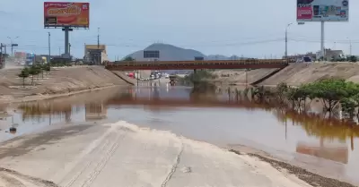 Puente Chilca inundado por huaico.