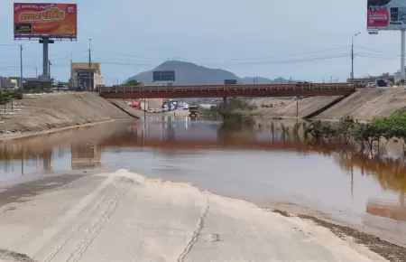 Puente Chilca inundado por huaico.