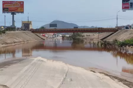 Puente Chilca inundado por huaico.