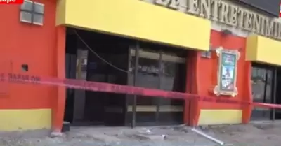 Explosivo deton a las afueras de un casino en Comas.