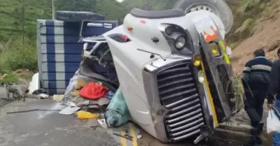 Accidente se produjo por el choque de un triler contra un cerro y una camioneta