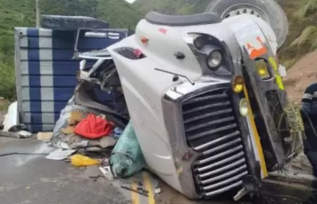 Accidente se produjo por el choque de un triler contra un cerro y una camioneta