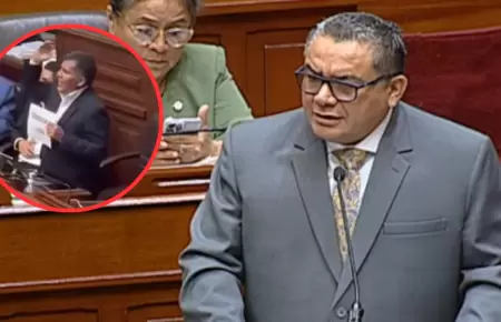 Santivez se retira del Pleno en medio de gritos.