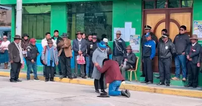 Alcalde de Huacullani pide perdn a su esposa.