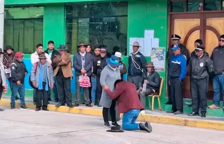 Alcalde de Huacullani pide perdn a su esposa.