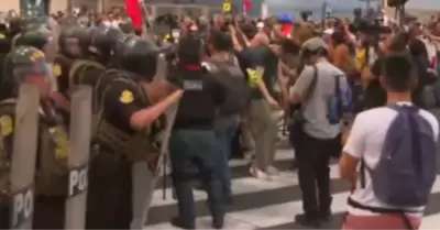 Enfrentamiento entre PNP y manifestantes en avenida Abancay.