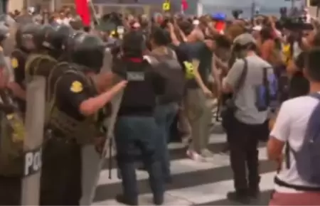 Enfrentamiento entre PNP y manifestantes en avenida Abancay.