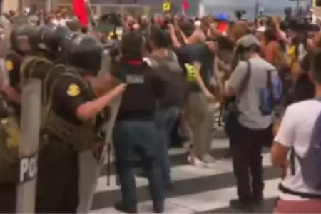 Enfrentamiento entre PNP y manifestantes en avenida Abancay.