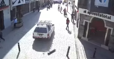 Conductor invade va peatonal en Chiclayo.